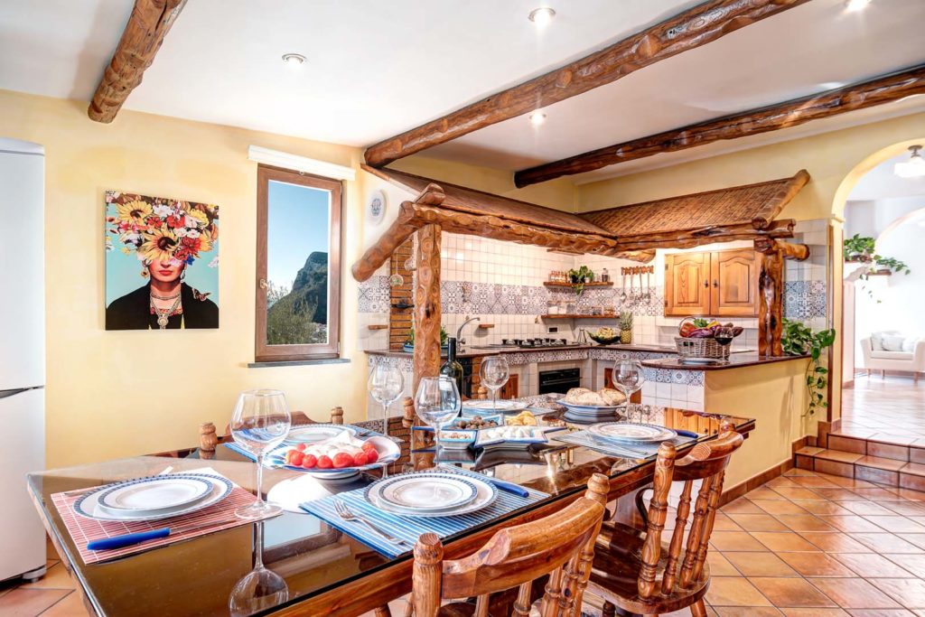 cucina e salotto di villa islamorada a Nerano in costiera amalfitana